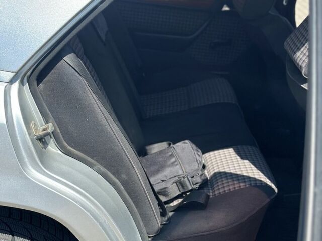 Серый Мерседес В124, объемом двигателя 2.5 л и пробегом 352 тыс. км за 2000 $, фото 7 на Automoto.ua