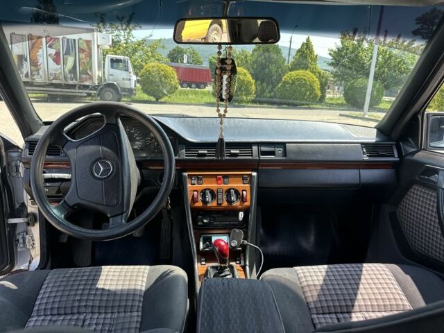 Серый Мерседес В124, объемом двигателя 2.5 л и пробегом 352 тыс. км за 2000 $, фото 6 на Automoto.ua