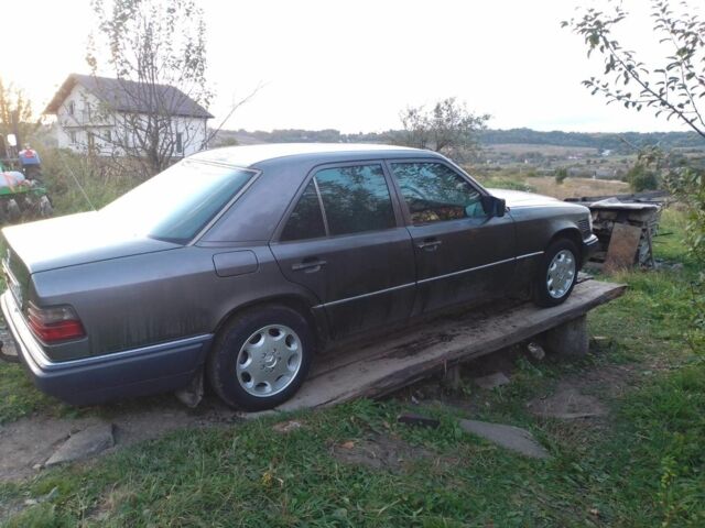 Серый Мерседес В124, объемом двигателя 3 л и пробегом 380 тыс. км за 2700 $, фото 2 на Automoto.ua