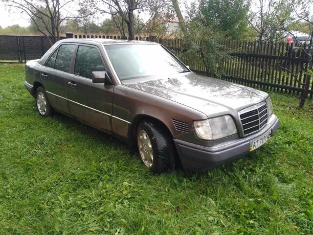 Серый Мерседес В124, объемом двигателя 3 л и пробегом 380 тыс. км за 2700 $, фото 4 на Automoto.ua