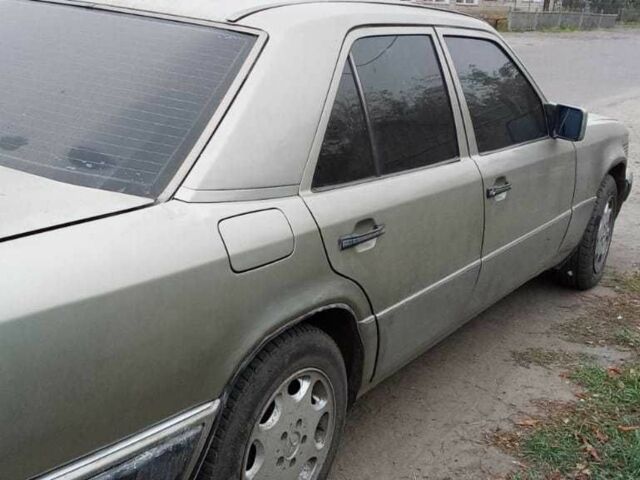 Серый Мерседес В124, объемом двигателя 2.5 л и пробегом 320 тыс. км за 3600 $, фото 4 на Automoto.ua