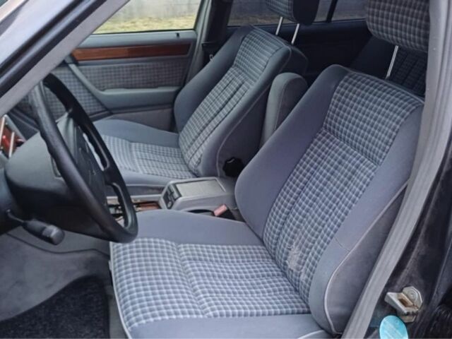 Серый Мерседес В124, объемом двигателя 2.5 л и пробегом 300 тыс. км за 2500 $, фото 7 на Automoto.ua