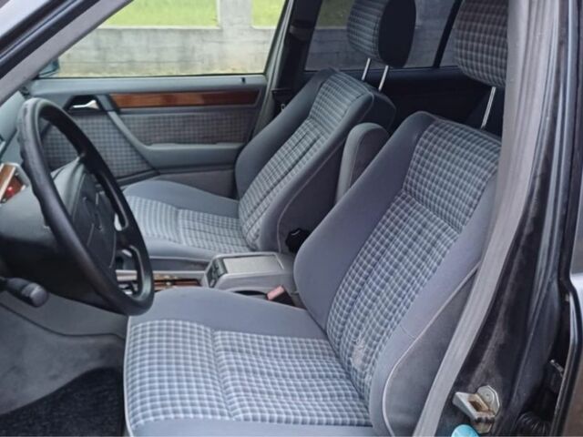 Серый Мерседес В124, объемом двигателя 2.5 л и пробегом 300 тыс. км за 2500 $, фото 5 на Automoto.ua