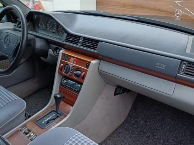 Серый Мерседес В124, объемом двигателя 2.5 л и пробегом 300 тыс. км за 2500 $, фото 6 на Automoto.ua