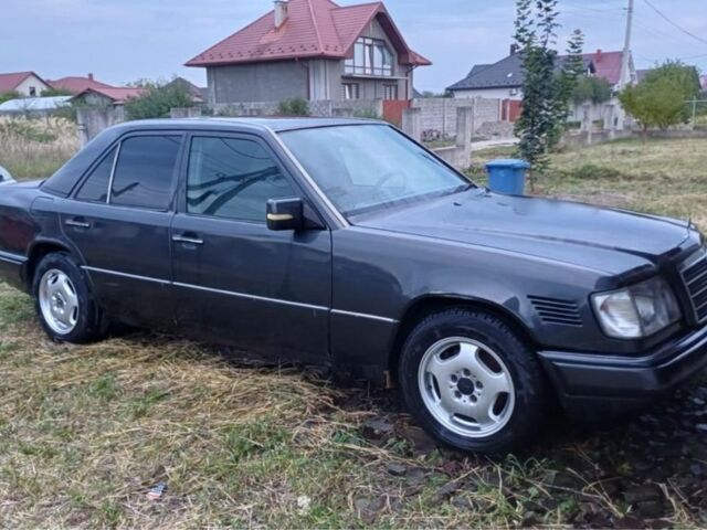 Серый Мерседес В124, объемом двигателя 2.5 л и пробегом 300 тыс. км за 2500 $, фото 2 на Automoto.ua