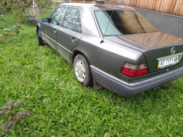 Серый Мерседес В124, объемом двигателя 3 л и пробегом 380 тыс. км за 2700 $, фото 3 на Automoto.ua