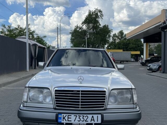 Серый Мерседес В124, объемом двигателя 2.2 л и пробегом 450 тыс. км за 4600 $, фото 1 на Automoto.ua