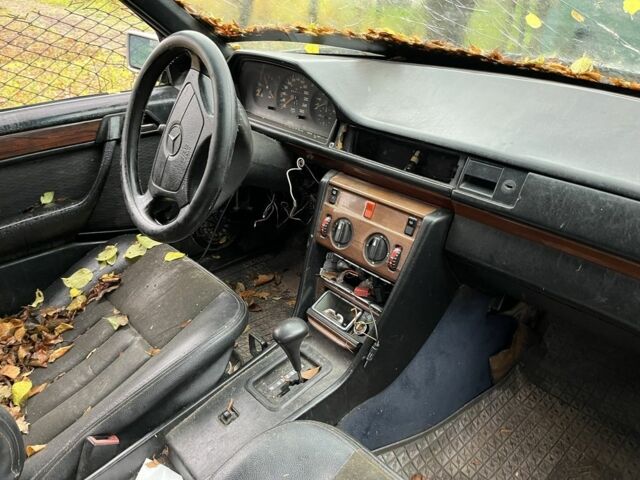 Сірий Мерседес В124, об'ємом двигуна 2.5 л та пробігом 300 тис. км за 238 $, фото 5 на Automoto.ua