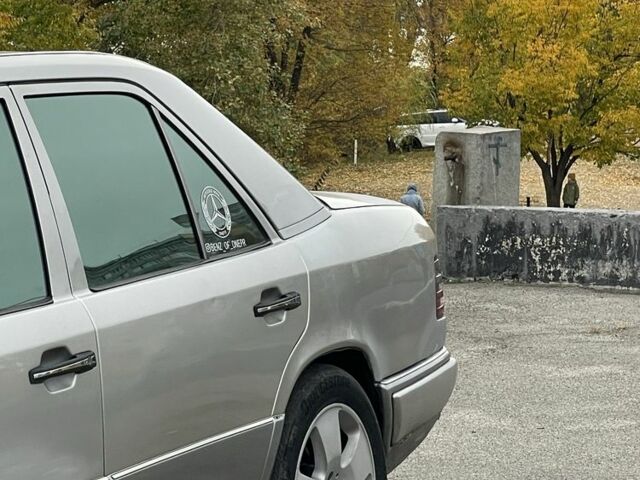 Сірий Мерседес В124, об'ємом двигуна 2.2 л та пробігом 450 тис. км за 3000 $, фото 6 на Automoto.ua