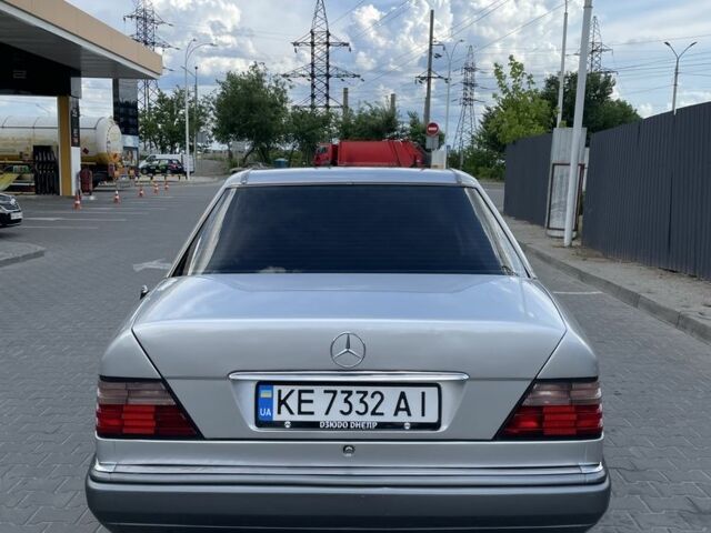Серый Мерседес В124, объемом двигателя 2.2 л и пробегом 450 тыс. км за 4600 $, фото 4 на Automoto.ua
