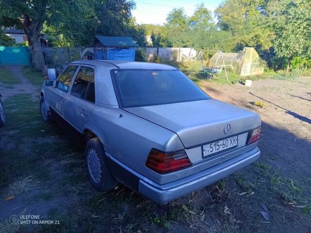 Серый Мерседес В124, объемом двигателя 2.4 л и пробегом 341 тыс. км за 650 $, фото 1 на Automoto.ua