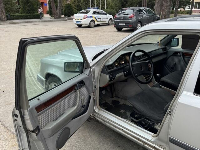 Серый Мерседес В124, объемом двигателя 3 л и пробегом 398 тыс. км за 1999 $, фото 9 на Automoto.ua