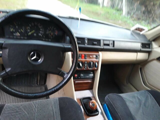 Серый Мерседес В124, объемом двигателя 2.3 л и пробегом 350 тыс. км за 1681 $, фото 2 на Automoto.ua