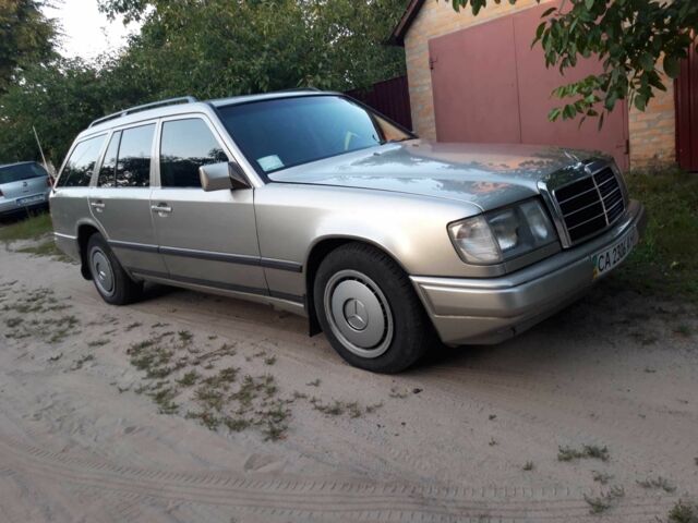 Серый Мерседес В124, объемом двигателя 2.3 л и пробегом 350 тыс. км за 1681 $, фото 1 на Automoto.ua