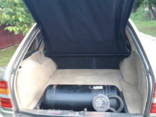 Серый Мерседес В124, объемом двигателя 2.3 л и пробегом 350 тыс. км за 1681 $, фото 4 на Automoto.ua