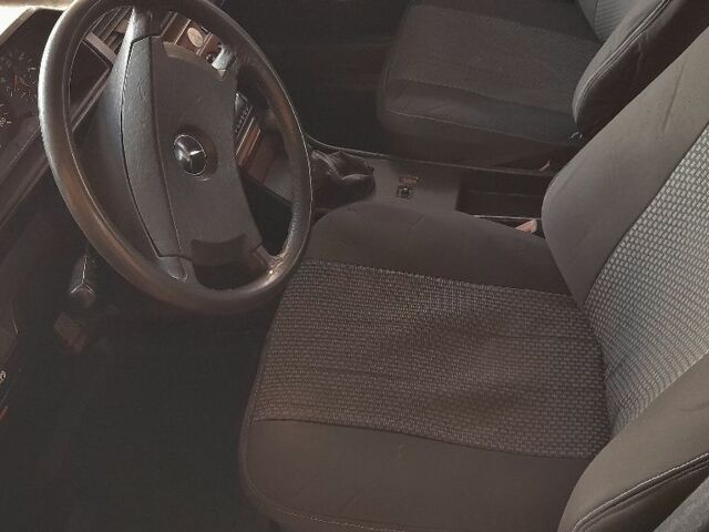 Серый Мерседес В124, объемом двигателя 0 л и пробегом 500 тыс. км за 2600 $, фото 8 на Automoto.ua