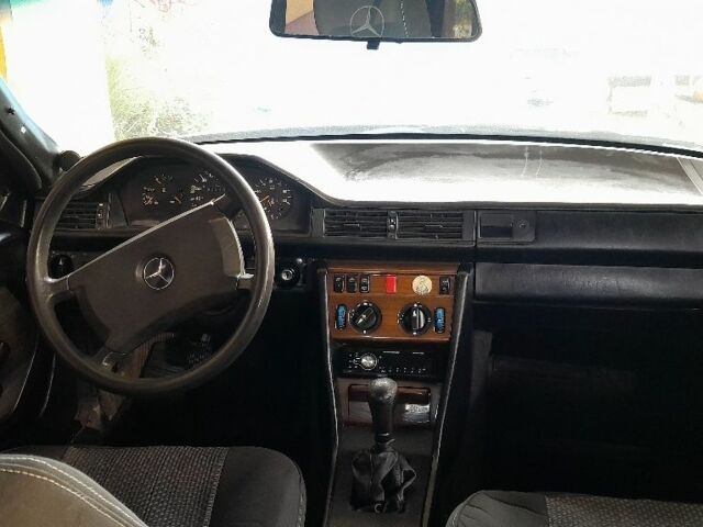 Серый Мерседес В124, объемом двигателя 0 л и пробегом 500 тыс. км за 2600 $, фото 1 на Automoto.ua