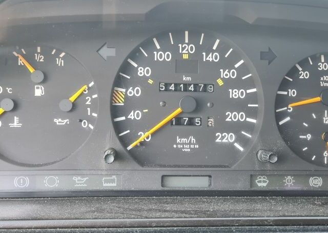 Серый Мерседес В124, объемом двигателя 3 л и пробегом 541 тыс. км за 3500 $, фото 6 на Automoto.ua