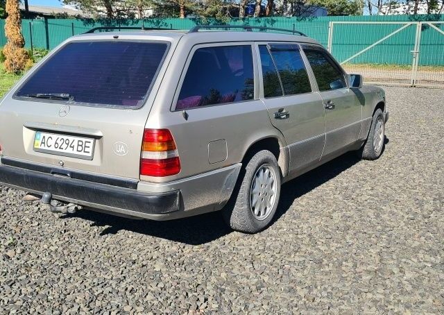 Серый Мерседес В124, объемом двигателя 3 л и пробегом 541 тыс. км за 3500 $, фото 2 на Automoto.ua