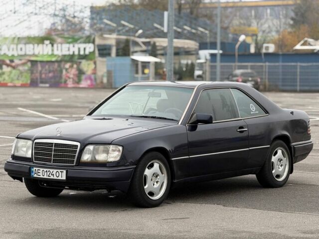 Синий Мерседес В124, объемом двигателя 2 л и пробегом 390 тыс. км за 2250 $, фото 1 на Automoto.ua