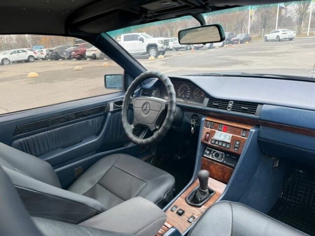 Синий Мерседес В124, объемом двигателя 2 л и пробегом 390 тыс. км за 2250 $, фото 6 на Automoto.ua