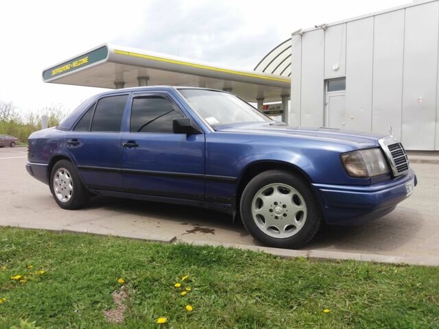 Синий Мерседес В124, объемом двигателя 2 л и пробегом 355 тыс. км за 3100 $, фото 2 на Automoto.ua