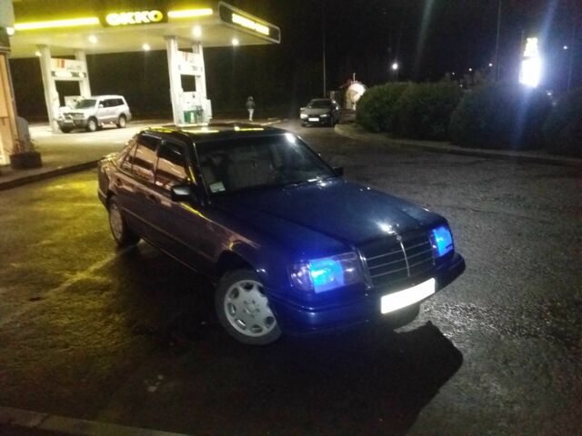 Синий Мерседес В124, объемом двигателя 2 л и пробегом 355 тыс. км за 3100 $, фото 7 на Automoto.ua