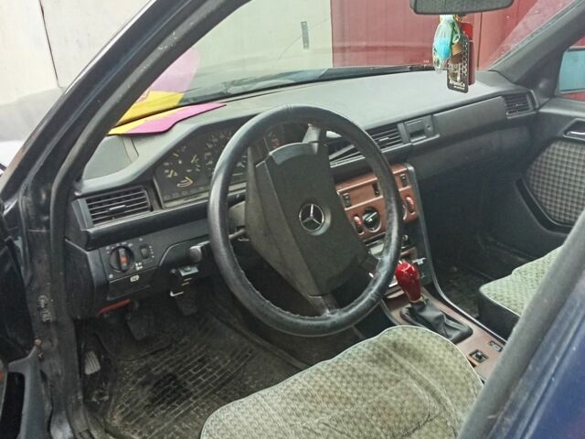 Синий Мерседес В124, объемом двигателя 2.3 л и пробегом 9 тыс. км за 1700 $, фото 4 на Automoto.ua