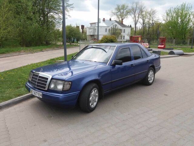 Синий Мерседес В124, объемом двигателя 2 л и пробегом 355 тыс. км за 3100 $, фото 1 на Automoto.ua