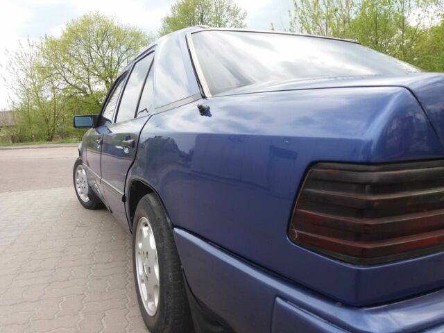 Синий Мерседес В124, объемом двигателя 2 л и пробегом 355 тыс. км за 3100 $, фото 3 на Automoto.ua