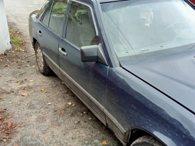 Синий Мерседес В124, объемом двигателя 2.3 л и пробегом 9 тыс. км за 1700 $, фото 1 на Automoto.ua