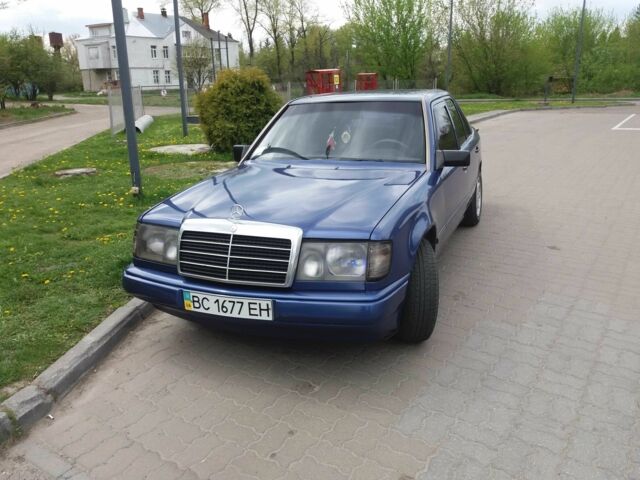 Синий Мерседес В124, объемом двигателя 2 л и пробегом 355 тыс. км за 3100 $, фото 4 на Automoto.ua