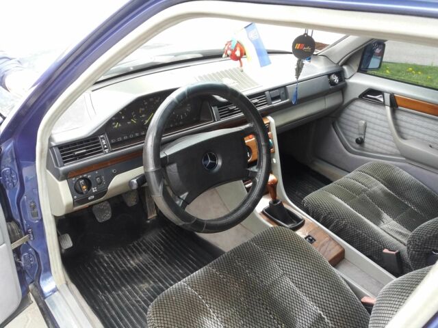 Синий Мерседес В124, объемом двигателя 2 л и пробегом 355 тыс. км за 3100 $, фото 6 на Automoto.ua