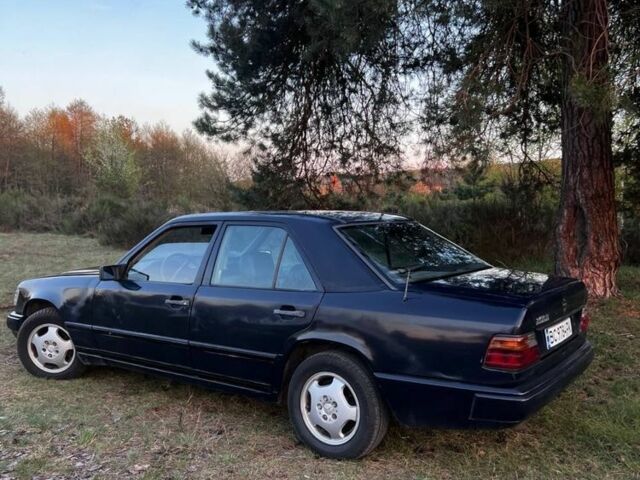 Синий Мерседес В124, объемом двигателя 2 л и пробегом 100 тыс. км за 1450 $, фото 4 на Automoto.ua