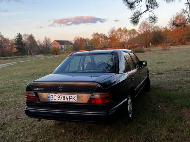 Синий Мерседес В124, объемом двигателя 2 л и пробегом 100 тыс. км за 1450 $, фото 3 на Automoto.ua