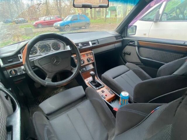 Синий Мерседес В124, объемом двигателя 2 л и пробегом 220 тыс. км за 1700 $, фото 5 на Automoto.ua