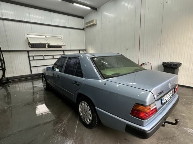 Синій Мерседес В124, об'ємом двигуна 2.3 л та пробігом 246 тис. км за 3600 $, фото 4 на Automoto.ua