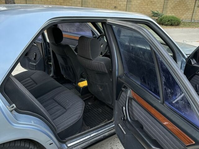 Синій Мерседес В124, об'ємом двигуна 2.3 л та пробігом 246 тис. км за 3600 $, фото 6 на Automoto.ua