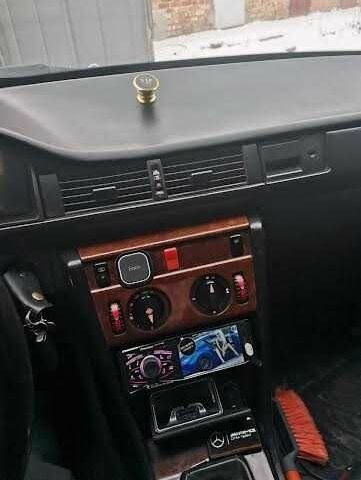 Синий Мерседес В124, объемом двигателя 2 л и пробегом 406 тыс. км за 3526 $, фото 4 на Automoto.ua