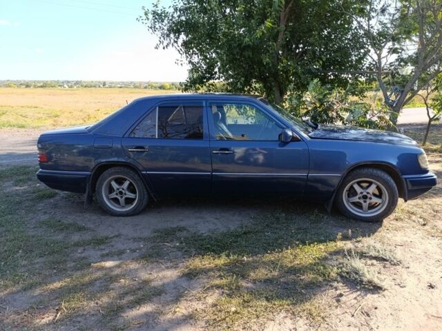 Синій Мерседес В124, об'ємом двигуна 2.3 л та пробігом 400 тис. км за 2800 $, фото 2 на Automoto.ua