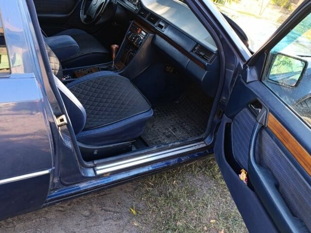 Синій Мерседес В124, об'ємом двигуна 2.3 л та пробігом 400 тис. км за 2800 $, фото 3 на Automoto.ua