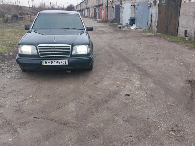 Синий Мерседес В124, объемом двигателя 2.2 л и пробегом 3 тыс. км за 1500 $, фото 1 на Automoto.ua