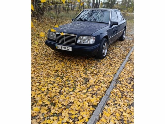 Синий Мерседес В124, объемом двигателя 2.2 л и пробегом 3 тыс. км за 1500 $, фото 2 на Automoto.ua