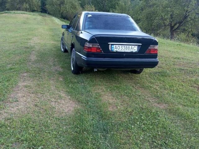 Синий Мерседес В124, объемом двигателя 3 л и пробегом 240 тыс. км за 1500 $, фото 2 на Automoto.ua