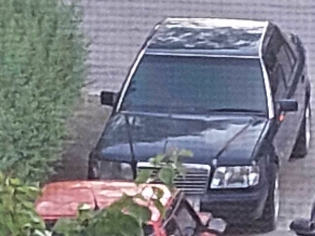 Синий Мерседес В124, объемом двигателя 2.2 л и пробегом 3 тыс. км за 1500 $, фото 3 на Automoto.ua