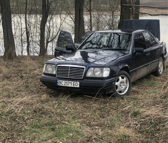 Синий Мерседес В124, объемом двигателя 2.2 л и пробегом 3 тыс. км за 1073 $, фото 3 на Automoto.ua