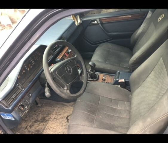 Синий Мерседес В124, объемом двигателя 2.2 л и пробегом 3 тыс. км за 1073 $, фото 1 на Automoto.ua