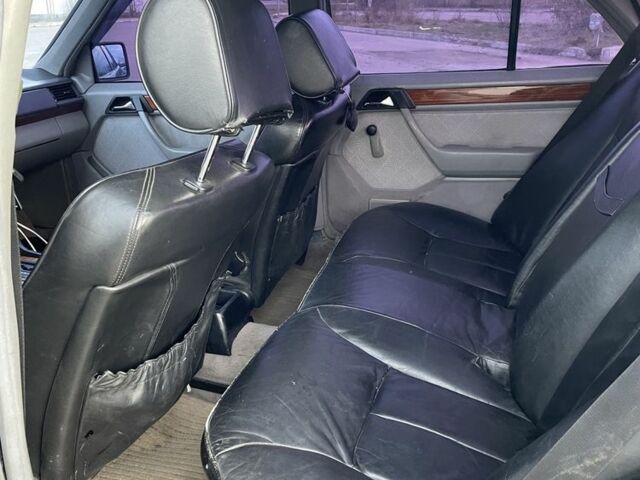 Синий Мерседес В124, объемом двигателя 3 л и пробегом 400 тыс. км за 1600 $, фото 6 на Automoto.ua