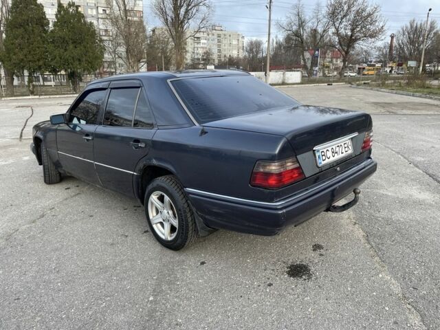 Синий Мерседес В124, объемом двигателя 3 л и пробегом 400 тыс. км за 1600 $, фото 3 на Automoto.ua