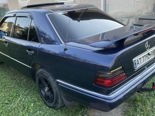 Синий Мерседес В124, объемом двигателя 2.5 л и пробегом 422 тыс. км за 3800 $, фото 4 на Automoto.ua